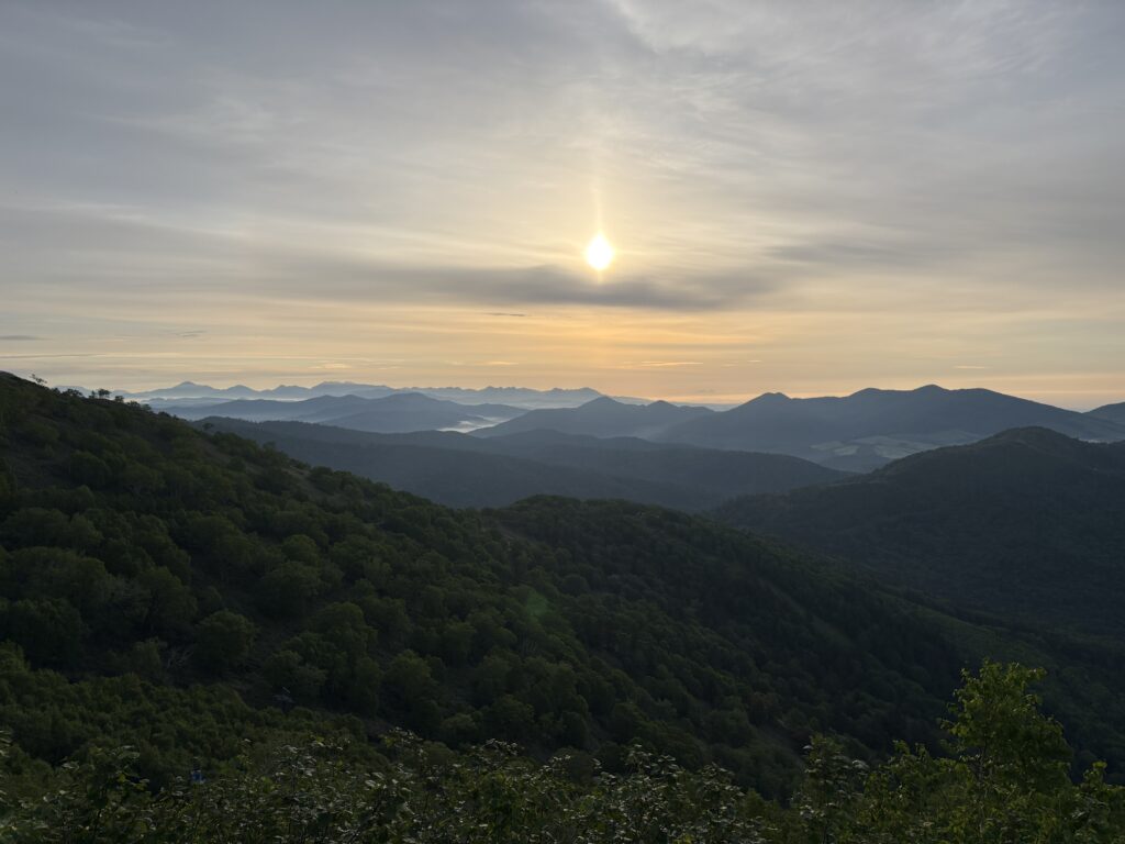 朝日に照らされた山々と雲海の風景