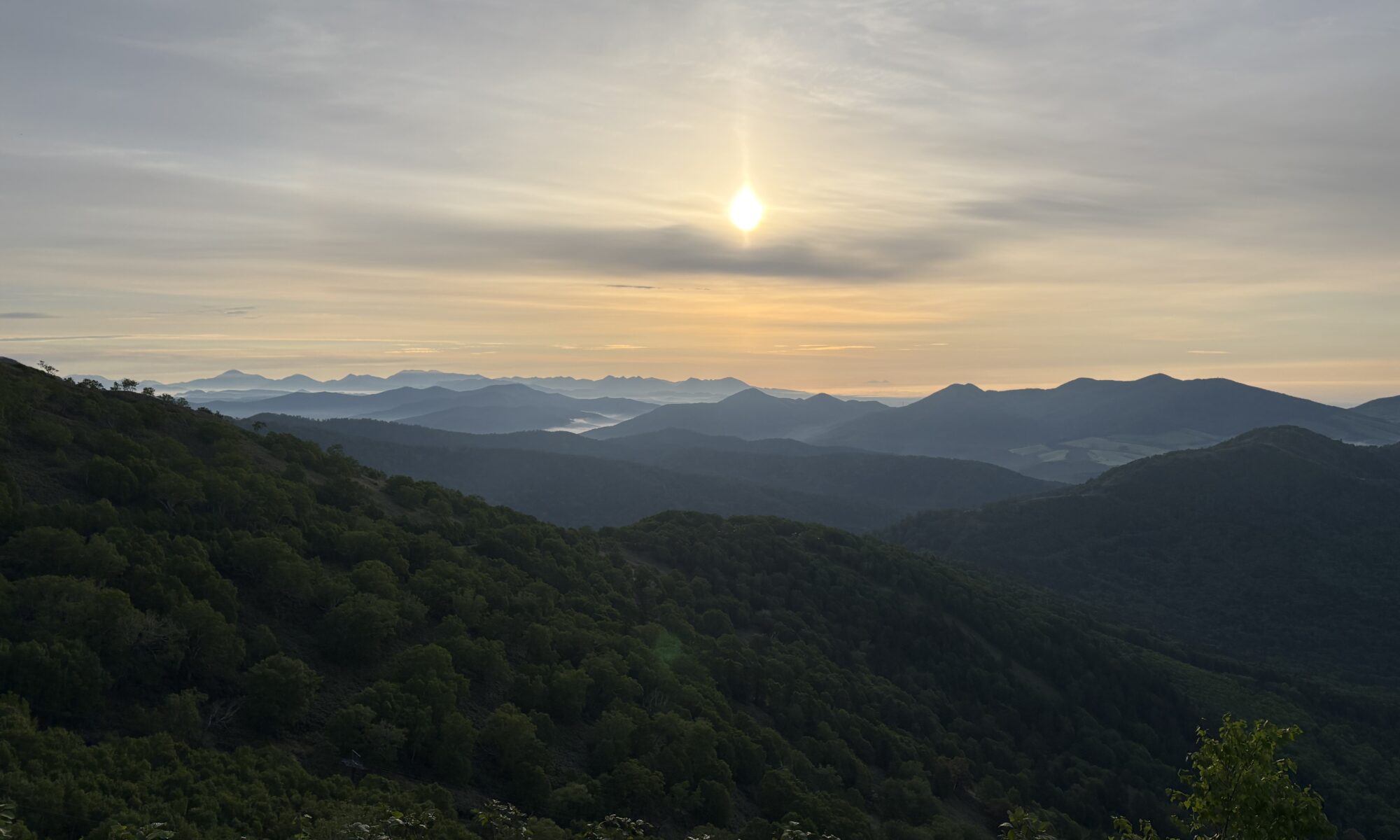 朝日に照らされた山々と雲海の風景